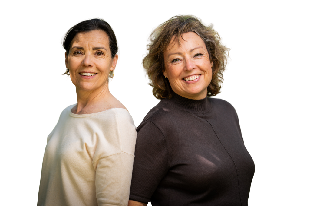 Twee lachende vrouwen in casual kleding